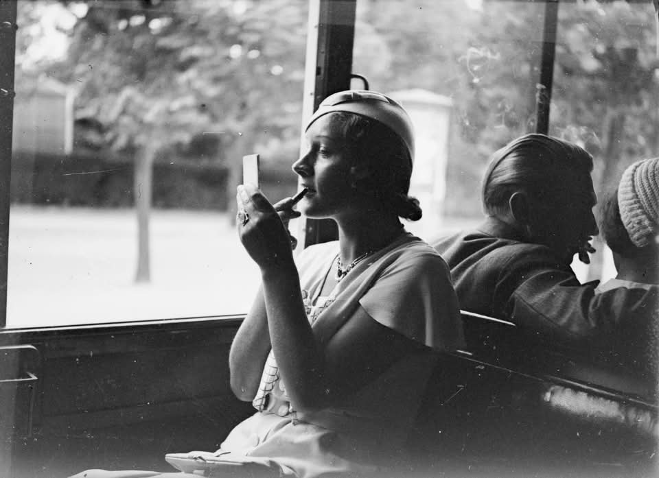 If you love street photography, Berlin history, and stories of long-lost treasures, I have a remarkable exhibition for you. From June 5 to September 27, 2026, the Willy-Brandt-Haus is presenting a wonderful look into the past with “A Berlin Suitcase” (Ein Berliner Koffer), a showcase dedicated entirely to the brilliant pre-war work of photographer Fide Struck.
