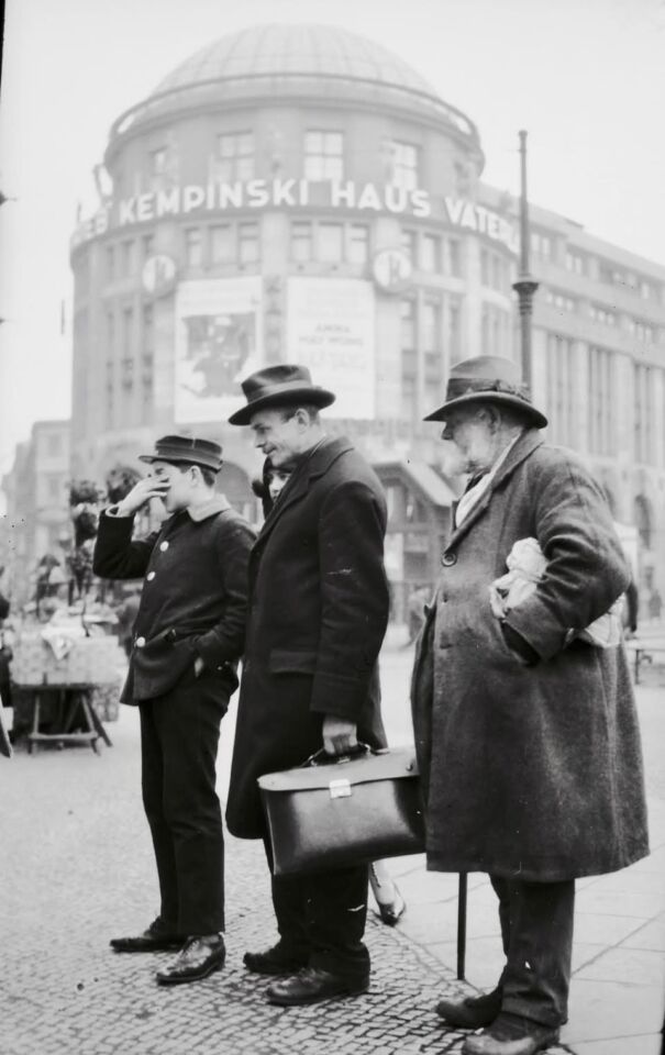If you love street photography, Berlin history, and stories of long-lost treasures, I have a remarkable exhibition for you. From June 5 to September 27, 2026, the Willy-Brandt-Haus is presenting a wonderful look into the past with “A Berlin Suitcase” (Ein Berliner Koffer), a showcase dedicated entirely to the brilliant pre-war work of photographer Fide Struck.