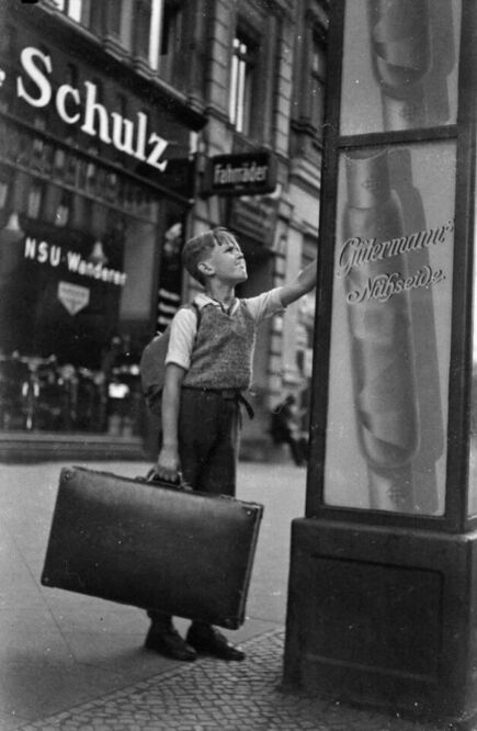 If you love street photography, Berlin history, and stories of long-lost treasures, I have a remarkable exhibition for you. From June 5 to September 27, 2026, the Willy-Brandt-Haus is presenting a wonderful look into the past with “A Berlin Suitcase” (Ein Berliner Koffer), a showcase dedicated entirely to the brilliant pre-war work of photographer Fide Struck.