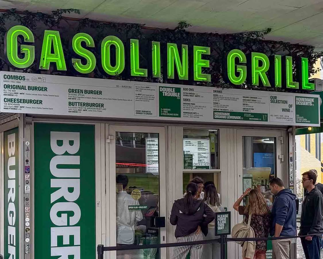 The Gasoline Grill may need to be on your itinerary if you are hoping for an unforgettable dining experience while visiting the Danish capital. And, for you to be able to understand where the name comes from, you have to visit their original location in the center of Copenhagen, neatly placed near Nyhavn and Kongens Nytorv.