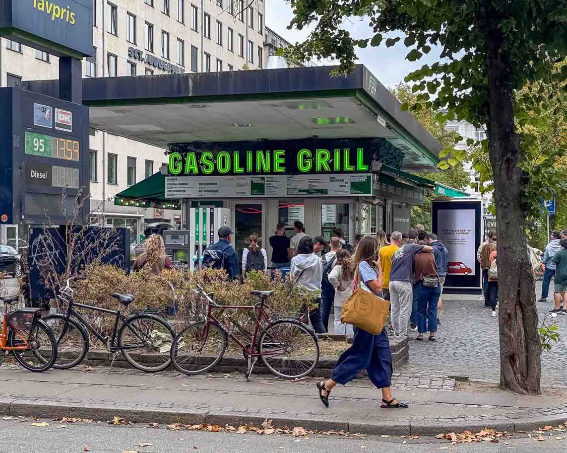 The Gasoline Grill may need to be on your itinerary if you are hoping for an unforgettable dining experience while visiting the Danish capital. And, for you to be able to understand where the name comes from, you have to visit their original location in the center of Copenhagen, neatly placed near Nyhavn and Kongens Nytorv.